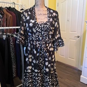 Cabi Dress and matching Kimono, Black, White, Yellow Daisy print, size small.